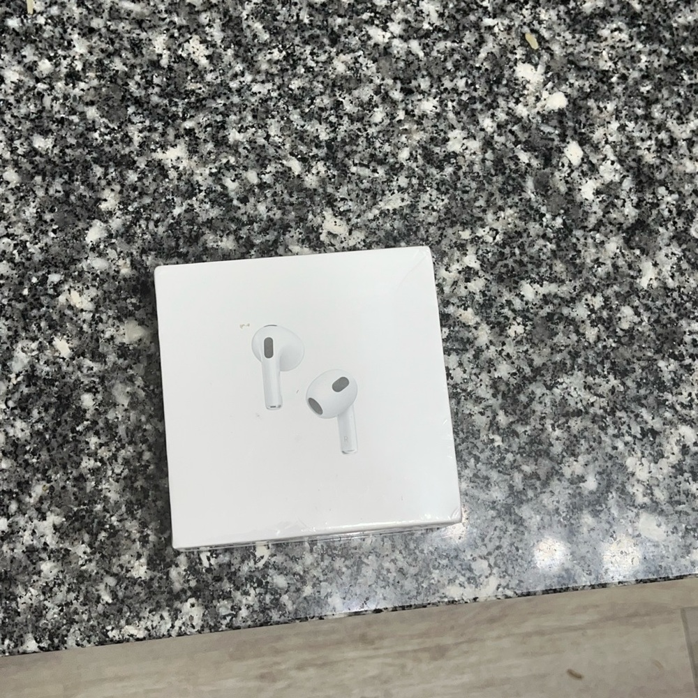 Apple AirPods with MagSafe Charging Case